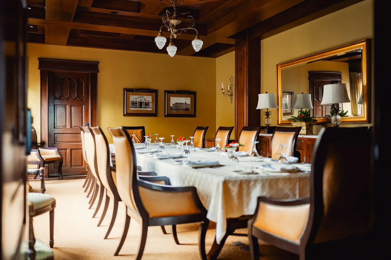 Gedeckte lange Tafel im Speisesaal eines Hotels, fotografiert von René Röbke