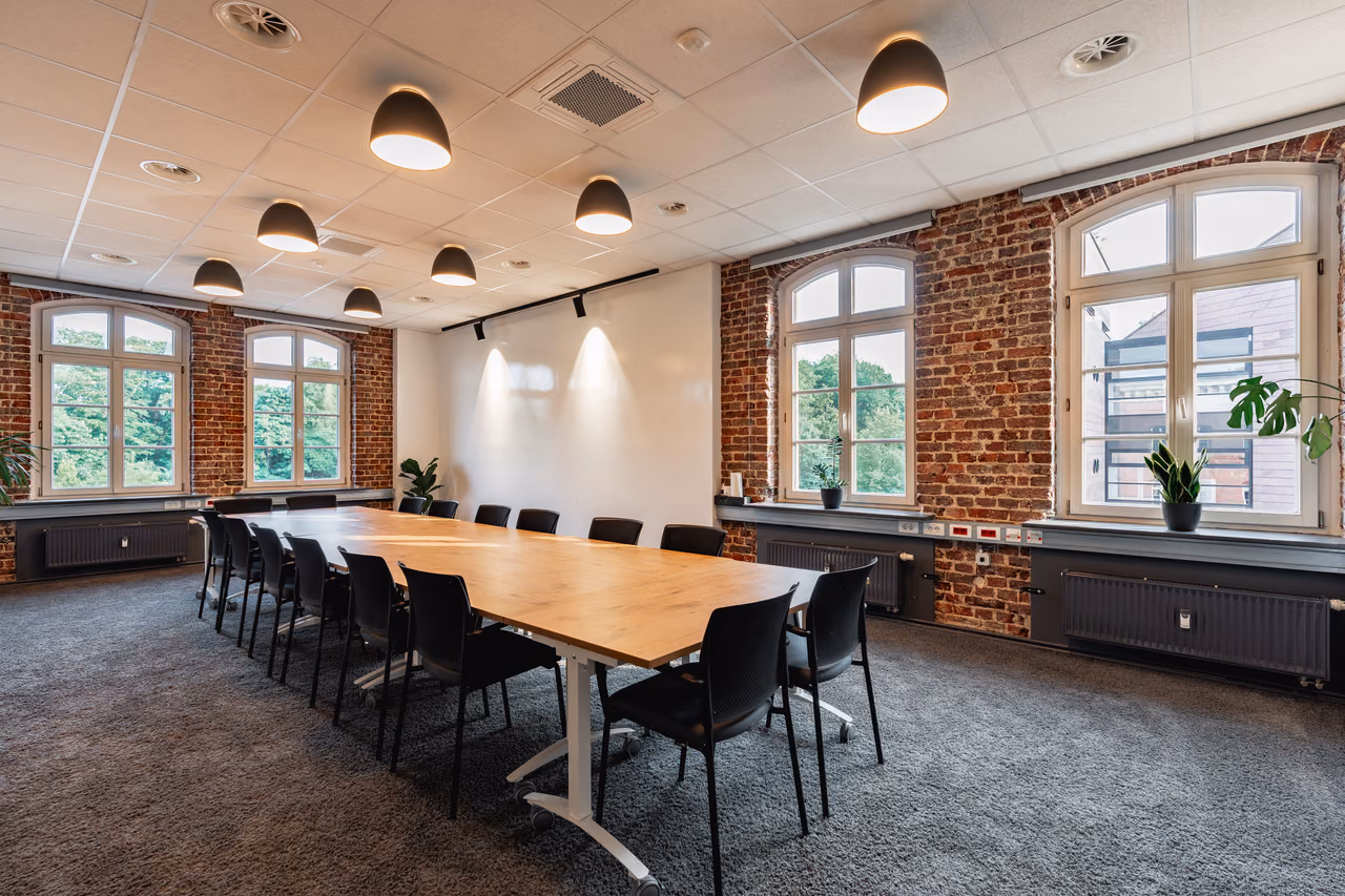 Großer Konferenzraum mit langem Holztisch