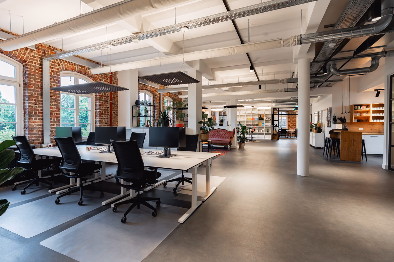 Arbeitsplätze im Loft von StartMiUp Minden mit Backsteinwand