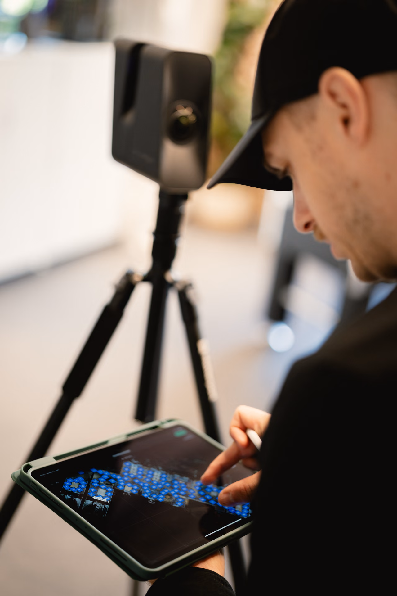 René Röbke prüft die Scanpunkte auf dem iPad, dahinter die 3D-Kamera